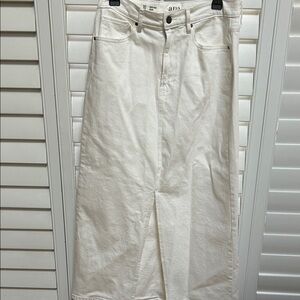 Women’s skirt with front slit